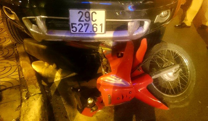 Ha Noi: O to ban tai dam bep taxi, huc xe may